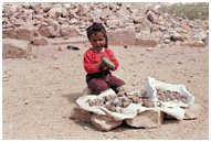 bambina che vende sassi di Petra