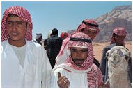 alcuni beduini nel deserto di Wadi Rum