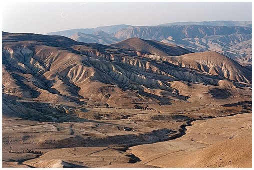 paesaggio montuoso nel deserto