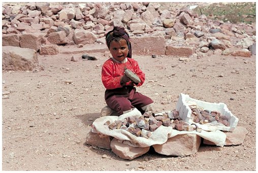 bambina che vende sassi di Petra