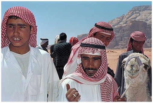 gruppo di beduini nel deserto di Wadi Rum