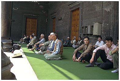 fedeli durante il sermone in una moschea