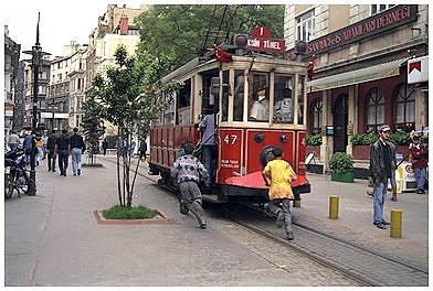 ragazzini che ricorrono il tram