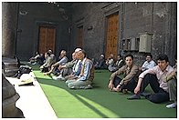 fedeli durante il sermone in una moschea