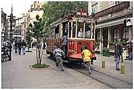 ragazzini che ricorrono il tram