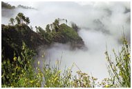paesaggio montuoso immerso nelle nubi