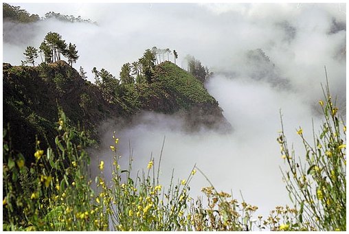 paesaggio montuoso immerso nelle nubi