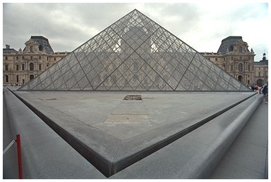 Piramide di vetro del Louvre